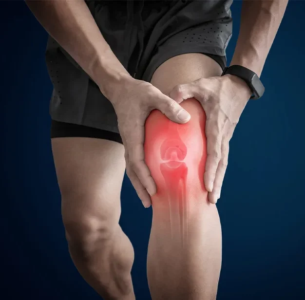 Athlete holding painful knee joint indicating complex Knee & sports injuries in Gurgaon treated by Dr. (Prof.) Ravi Sauhta